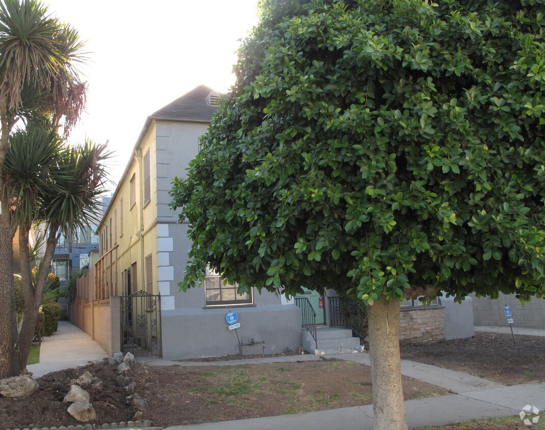Building Photo - 836 N Alfred St
