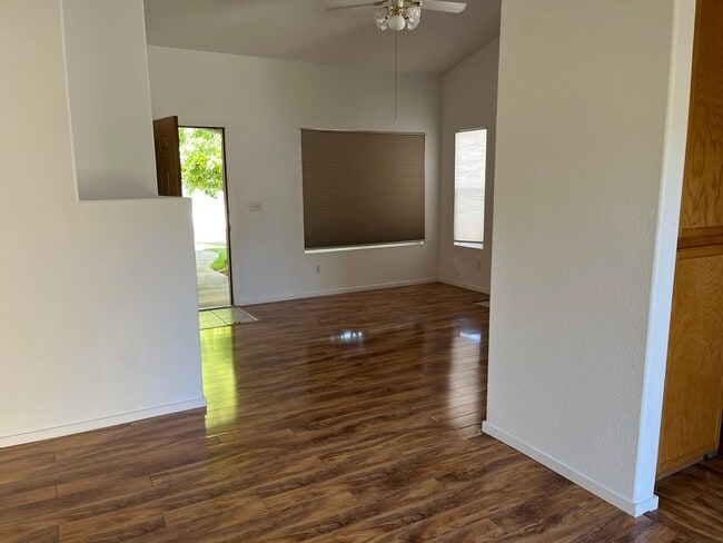 Building Photo - Cozy 2 Bedroom Home