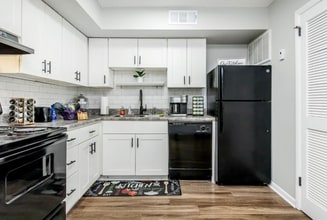 Building Photo - 600 Whispering Hills Dr