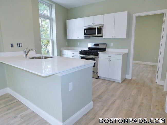 Building Photo - 10 Roxbury St
