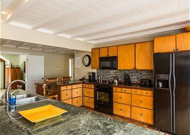 Building Photo - Helen's Beach House in Kailua (Fully furni...