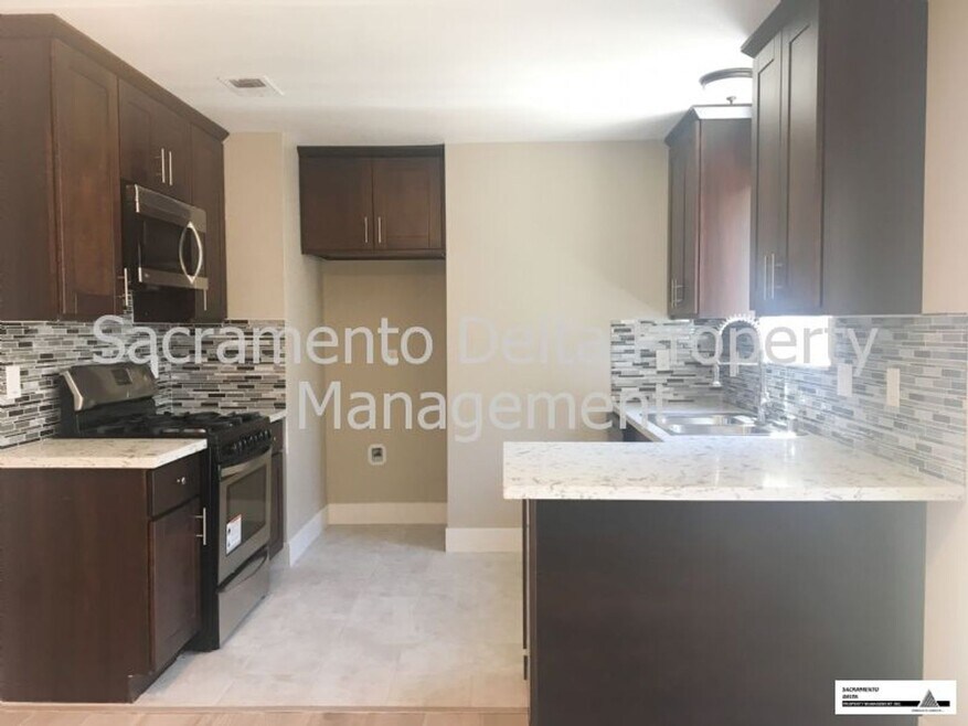 Charming 3 Bedroom 2 Bath Home in Rosemont