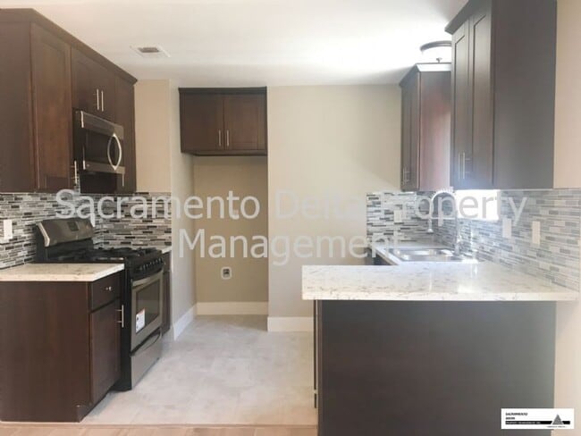 Building Photo - Charming 3 Bedroom 2 Bath Home in Rosemont
