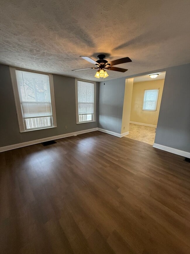 Building Photo - Spacious 4-Bedroom Home with Huge Fenced Backyard!