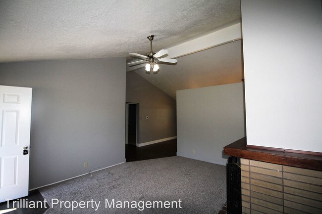 Building Photo - 6652-6658 Waconda Rd NE