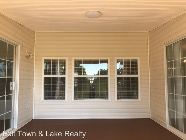 Building Photo - 4 br, 2.5 bath House - 950 Golf Dr.
