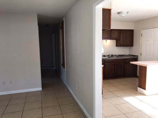 Foto del edificio - 16313 Lamont Rd