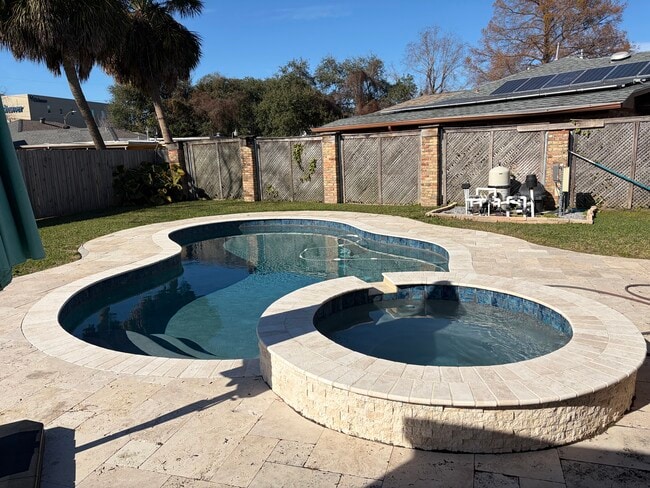 Swimming pool and spa - 6034 Chamberlain Dr