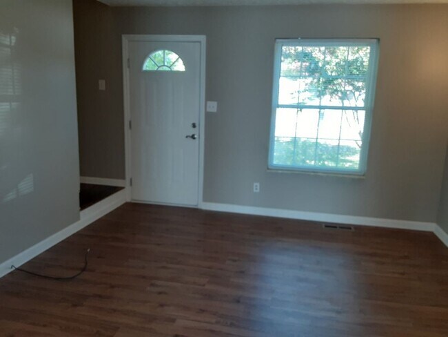 Building Photo - Great Home on corner lot in prime location...