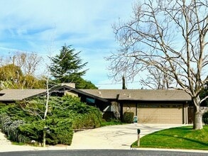 Building Photo - 498 Kendale Rd