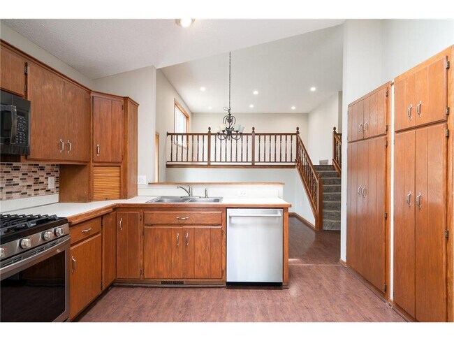 Building Photo - 9850 Laguna Cir