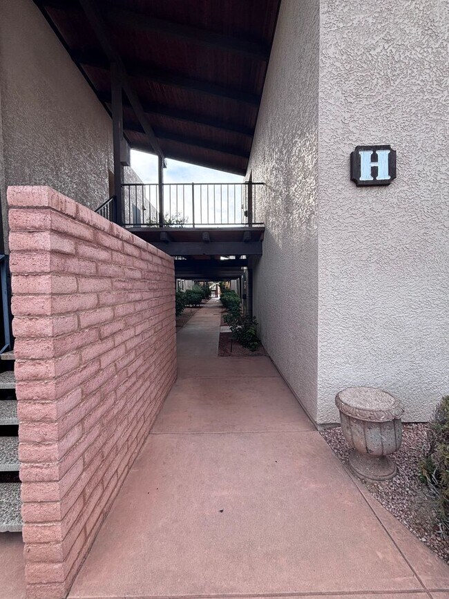 Foto del edificio - 65 Verde Valley School Rd