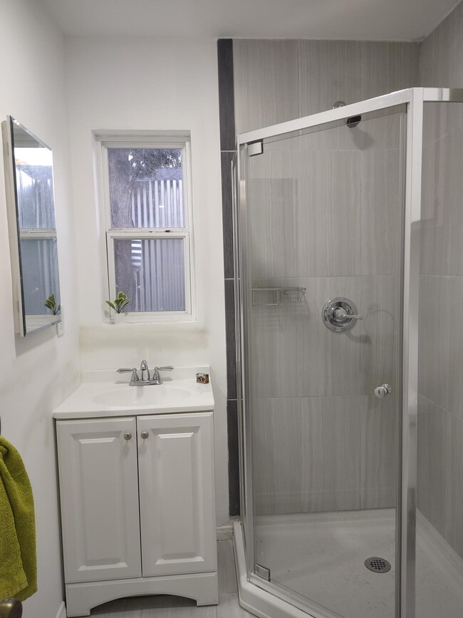 Building Photo - 206 N Florence St