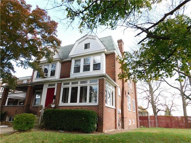 Building Photo - 902 Stanbridge St