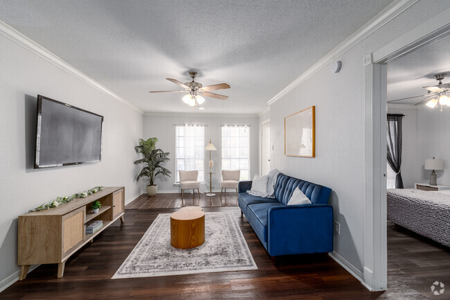 1BR, 1BA - 638SF - Living Room - Magnolia Court