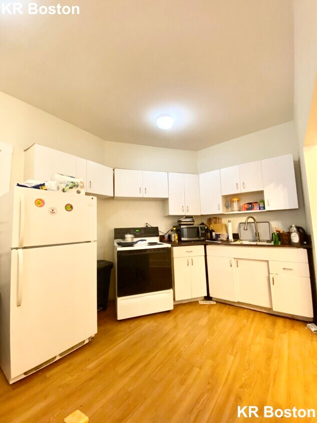 Building Photo - 1584 Beacon St