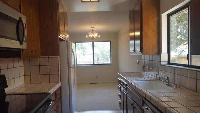 Building Photo - 735 University Dr