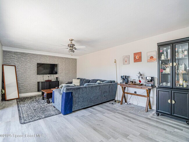 Building Photo - 1170 6th Ave