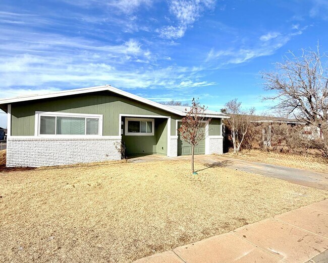 Building Photo - 3701 Spruce Ave