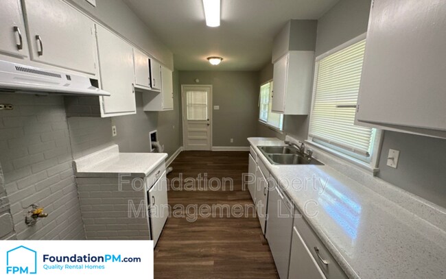 Building Photo - 3960 Hermitage Dr