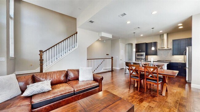 Foto del edificio - 2705 Yellow Jasmine Ln