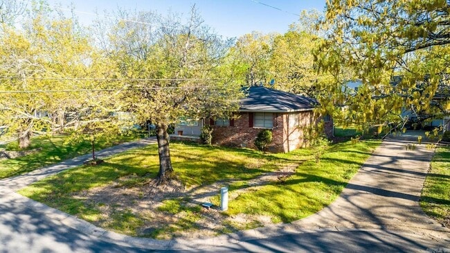 Building Photo - 9720 Brooks Ln