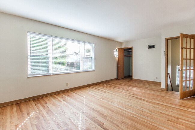 Building Photo - 5005 Winona Ave