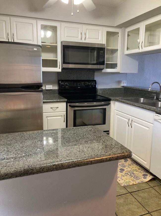 Kitchen - 84-680 Kili Dr