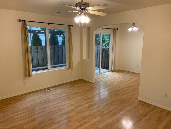 Foto del edificio - Available Now – Charming 3 Bed, 2.5 Bath H...