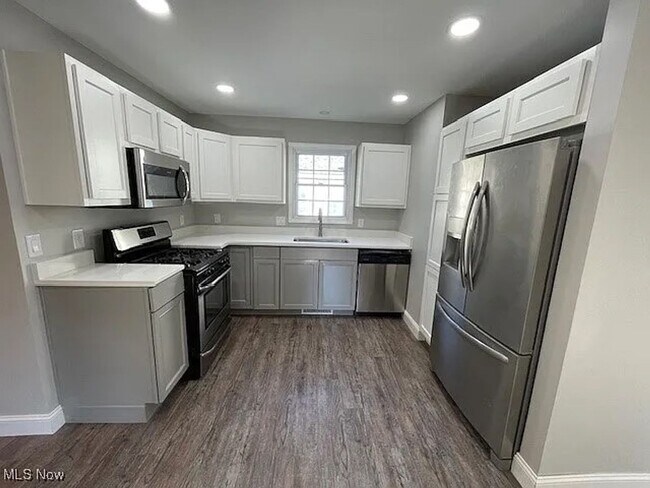 Building Photo - Charming 3 Bedroom 2 Bath House in Lorain- First Month Rent Half Off!!