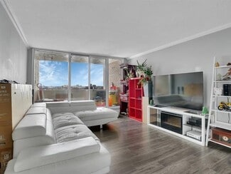 Building Photo - 285 Laurier St