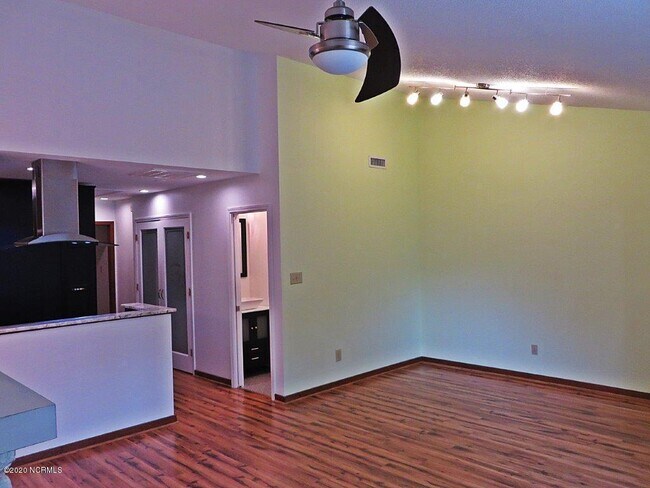 Building Photo - 102 Ashley Pl
