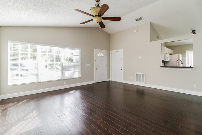 Foto del edificio - 2640 Woods Edge Cir