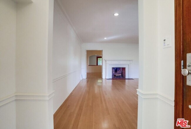 Building Photo - 1514 Kelton Ave