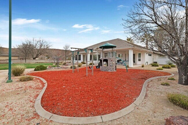 Building Photo - Spacious 5 bed 3 bath with large back yard.