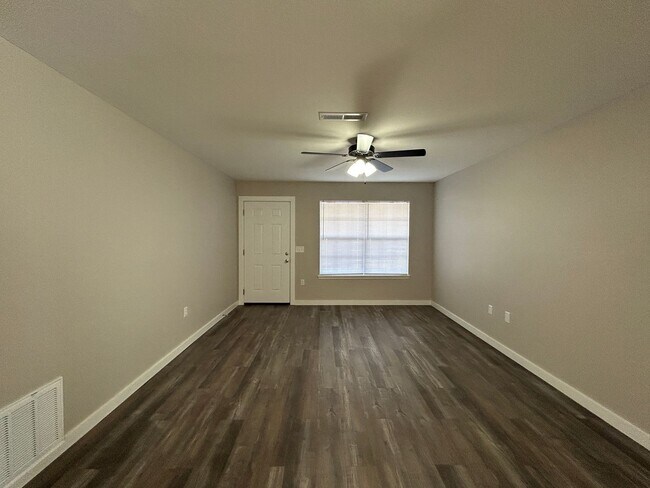 Foto del edificio - Duplex with Garage - Minutes from Downtown...