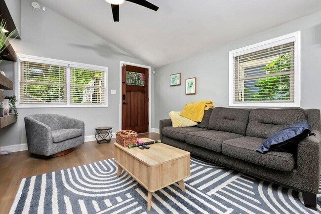 Foto del edificio - 677 Holmes St NW