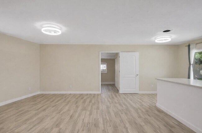 Building Photo - 140 W 31st St