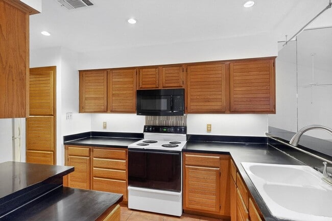 Foto del edificio - Spacious Townhome with Lake Views on a Pri...