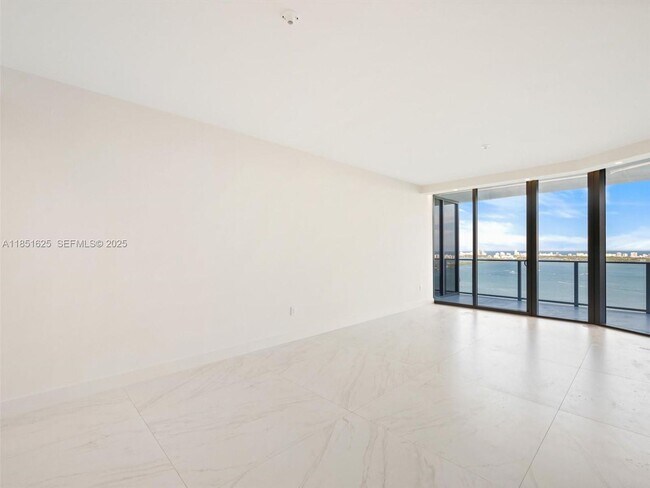 Foto del edificio - 700 NE 24th St