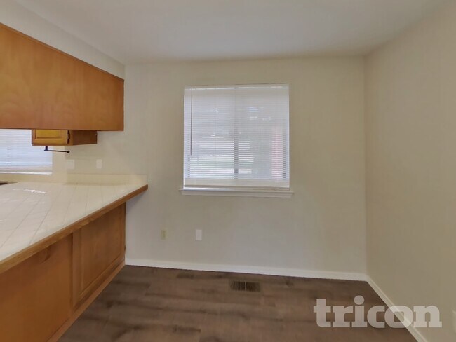 Foto del edificio - 5721 Arrow Ct NE