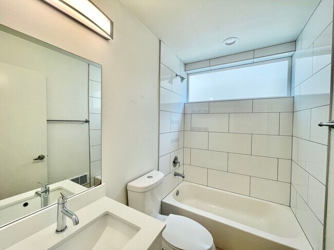 Foto del edificio - Spacious Modern Townhome in UD!!