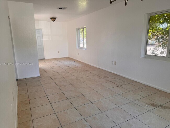 Foto del edificio - 8301 NW 5th Ave