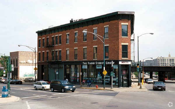Building Photo - 401-409 N Milwaukee Ave