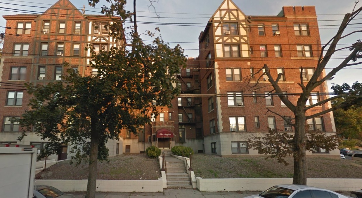 street view - 185 E 33rd St