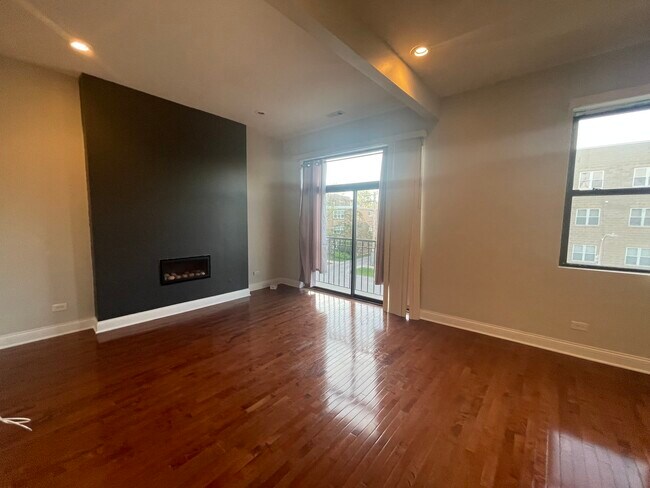 Foto del edificio - 469 E Bowen Ave