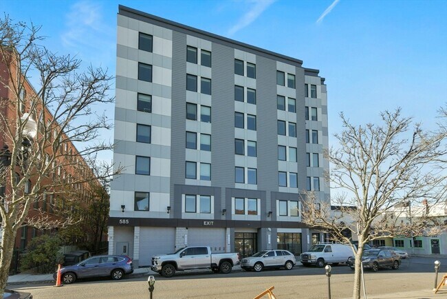 Foto del edificio - 585 Essex St