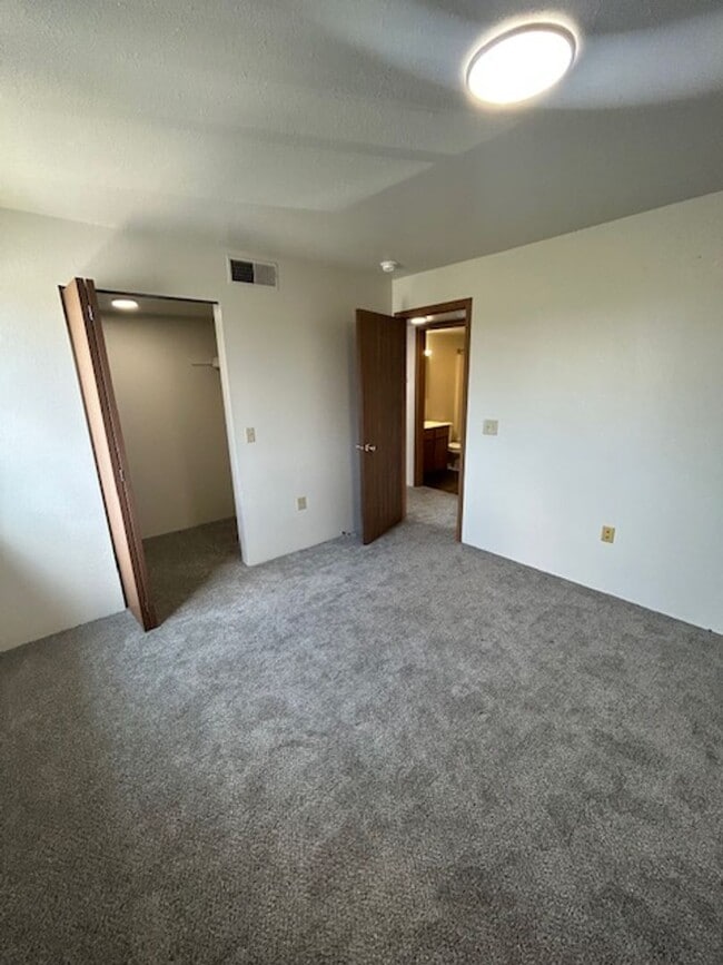 Building Photo - MOVE-IN Ready - 2 bedroom, One Bath - Top ...