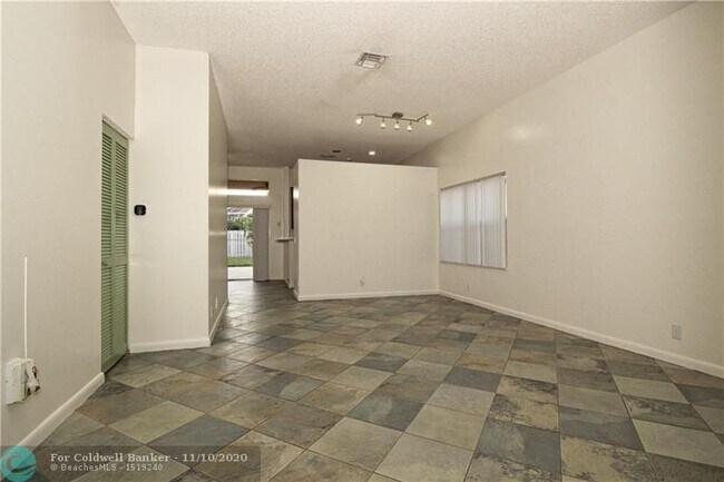 Building Photo - 716 Juniper Ln