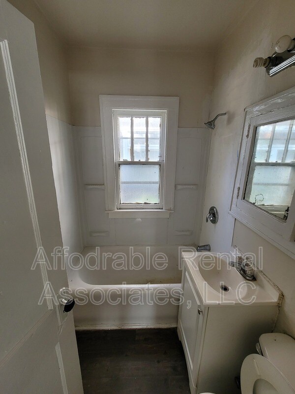 Building Photo - 719 S 21st St